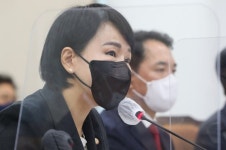 與 질척거린다 발언에…전현희 굉장한 성적 수치심 느낀다