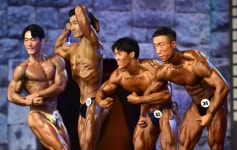 [포토타임] 손만 빼꼼…항의하는 野 의원들 사이로 선서문 건네는 이원석 검찰총장
