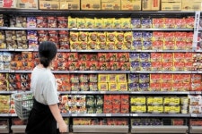 불닭복음면도 1000원 넘겼다…삼양라면도 결국 백기, 가격 인상