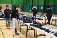 [포토버스] 주인 잃은 신발 321점... 용산경찰서 이태원 참사 유실물 센터 운영시작