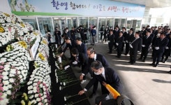 영제각 | 청춘들 앗아간 이태원 참사…백발의 노인, 모자 벗고 큰절했다