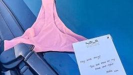 머리 아프겠다 차 유리에 놓인 속옷 1000장 마케팅