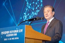 홍석현 중앙홀딩스 회장 “위기를 업그레이드 기회로 삼아야” [2022 중앙포럼]