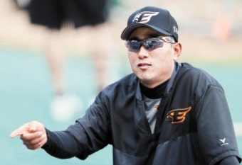 한화, 최원호 2군 감독과 3년 재계약…“구단 미래 밝히겠다”