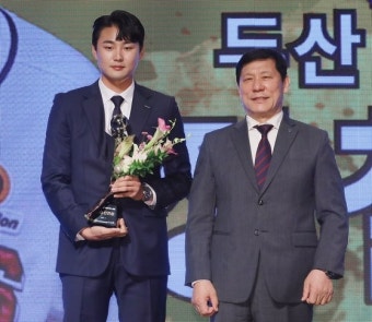 ‘23홀드 필승조’ 두산 정철원, KBO 신인왕 등극