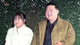 백두혈통에 최강 ICBM 물려주겠다…딸 공개한 김정은 속내