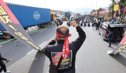 물류 멈추자 화물파업 첫날…정부 초유의 운송개시명령 경고 [르포]