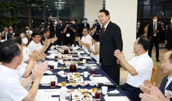與 비대위보다 윤핵관 먼저 초대…尹의 ‘만찬 리더십’