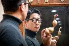 버려진 가죽으로 위장 만든다…해외서 더 열광한 K-공예가
