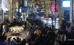 '성탄 이브' 인파 몰리는 명동…"안전대비, 노점상 영업 중단"