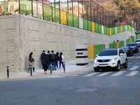 “차도로 등·하교 위험” 학교 땅 줄여 통학로 만들었다