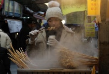 "그 어묵 먹지마" 할머니 하소연에…