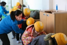 건물 흔들리면 빨리 안전모 쓰세요 NGO가 초등생에 재난교육