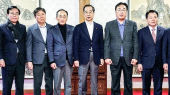 [포토타임] 3년 만의 재개장 앞두고 분주한 서울광장 스케이트장