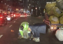 쓰레기 도로 쏟아지자 차 세워…미화원 도운 男, 홍석천이었다