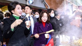 만두 찍먹하며 딱 제 스타일…朴 눈물 흘린 곳, 김건희 찾았다