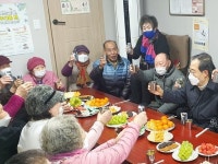 한 총리, 삼청동 경로당 방문 “도움 드리러 갔다 큰 힘 받고 왔다”
