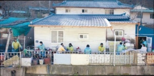 [비즈스토리] 삼척 도계에서 ‘따뜻한 겨울나기 캠페인’…임직원들이 직접 방문해 연탄과 등유 전달