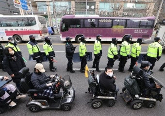 전장연 4호선 지하철 시위 재개…서울시 '무관용 원칙' 대응