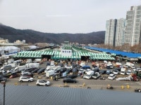 화마 딛고 대목 맞은 대구 매천시장…주차장 임시점포지만 활기