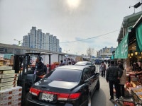 화마 딛고 대목 맞은 대구 매천시장…주차장 임시점포지만 활기