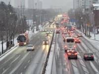 반도 못 가고 도로에 고립됐다…거센 눈발 속 출근길 전쟁