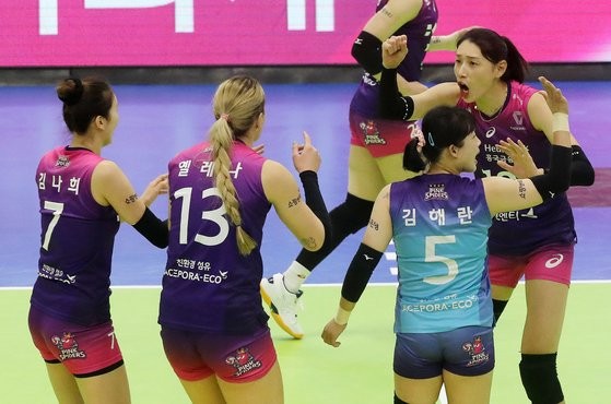 흥국생명, 김연경 28득점으로 현대건설 꺾고 9연승 질주