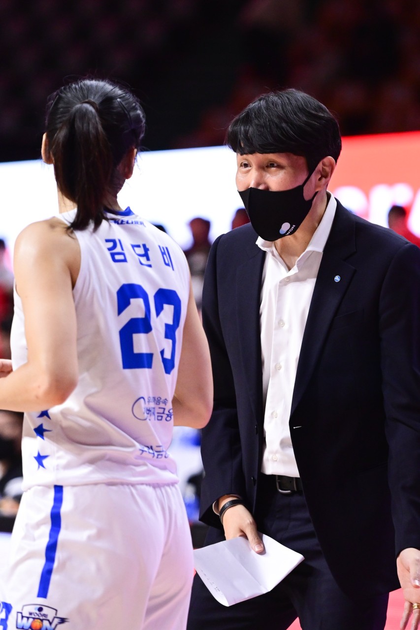 우리은행, MVP 김단비 감독 위성우를 농구의 아버지로 칭송하여 15번째 정규리그 우승 달성!