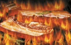 [맛있는 도전] 진한 불맛은 기본, 풍미·육즙 가득한 ‘그릴리 직화 삼겹살’