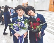 [소년중앙] 따로 또 같이…각양각색 2023 초등학교 졸업식