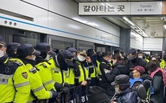 전장연, 출근길 1호선 시청역 시위…