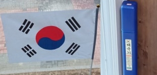 태극기 걸 곳 없는 새 아파트…TV 옆·창문에 붙여 실내게양