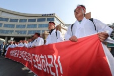 꿀벌 집단폐사, 응애 탓 말라 양봉 농민들 분노의 삭발 왜