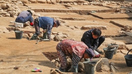 [포토타임] 대표팀 합류위해... 주장 손흥민 밝은 표정으로 손흔들며 입국