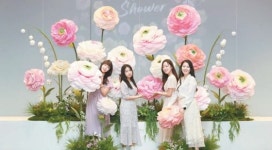 [건설 & 부동산] 꽃비 살랑 내리는 ‘플라워 샤워’ 축제 아파트 브랜드 갤러리 첫 시즌 전시회