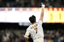 김하성, MLB 데뷔 후 첫 끝내기 홈런…샌디에이고 3연승