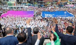 부산역서 시민 5500명 “웰컴” 엑스포실사단 “팝스타 된듯”