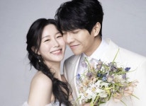 얼굴 맞댄 이승기·이다인, 행복한 미소 가득…웨딩 화보 공개