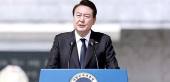 尹대통령, 美 순방 중 6·25참전용사에 ‘태극무공훈장’ 친수