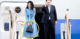 사과 씨앗으로 만들었다…김건희 여사 방미길 든 가방 가격은