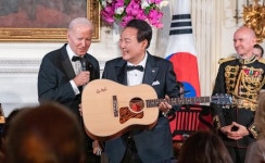 김의겸 尹, 백악관 노래방서 150조짜리 한곡 부르고 온 것