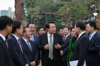 윤대통령, 與지도부와 만찬…건배사는 