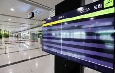 2조 들여 KTX역 짓는 무안공항…이날 비행기는 딱 한대 떴다 [르포]