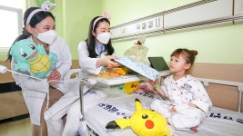 [포토타임] 어린이날 비 소식에 미리 북적이는 놀이시설…서울시는 주요 행사 취소·변경