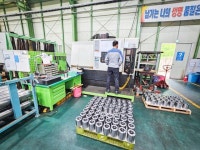 고철 덩어리 옆 돌아가는 기계…탈 탈원전 1년, 봄이 찾아왔다 [르포]