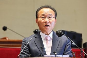 與 