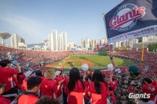 더이상 ‘봄데’ 아니다, 사직노래방 6.5만명 떼창