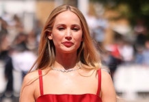 다이아에 빨간드레스, 그리고 슬리퍼?...악명높은 칸 뒤집은 美배우