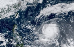 괌 초토화 수퍼 태풍 위험한 우회전...북상해 한국도 때리나