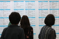 아이 있는 10명중 6명 경단녀…취업해도 12년전 연봉 받는다